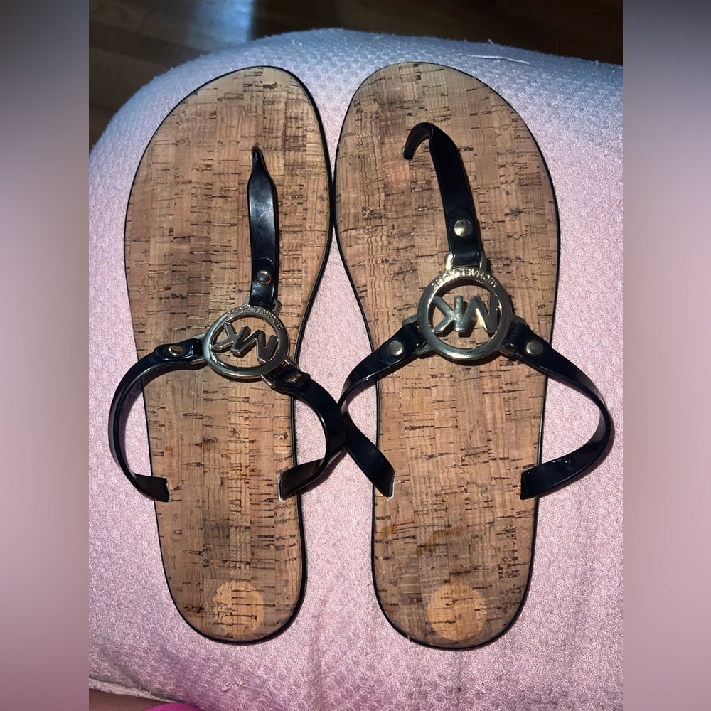 micheal kors flip flops🤍